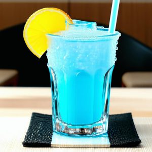 آبی آسمانی خوشمزه نوشیدنی خنک با نکات اصلی