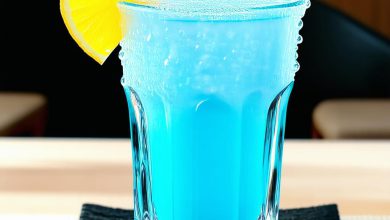 آبی آسمانی خوشمزه نوشیدنی خنک با نکات اصلی