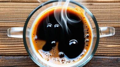 قهوه چشم سیاه: ترکیبی از قهوه قطره‌ای داغ و دو شات اسپرسو است. یک نوشیدنی بسیار قوی و پرانرژی. نکات اصلی: قهوه، اسپرسو، انرژی، قوی، دستور تهیه عنوان: قهوه چشم سیاه چیست؟ طرز تهیه و میزان انرژی