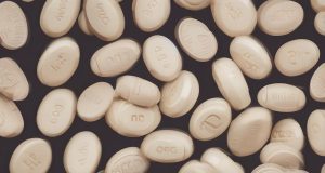 مضرات نوشیدنی ویتامین ث: عوارض مصرف بیش از حد و نکات اصلی