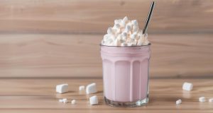 طرز تهیه میلک شیک مارشمالو خانگی خوشمزه و آسان