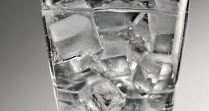 آب یخ: فواید، مضرات و نکات اصلی مصرف