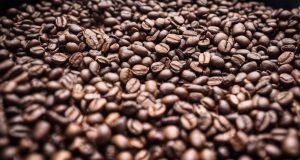 کافئین چیست اثرات مصرف نکات اصلی و بدن انسان