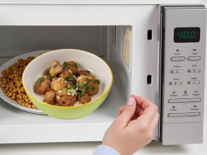 مایکروویو: غذای کودک را خطرناک میکند؟ اثرات مضر چیست؟