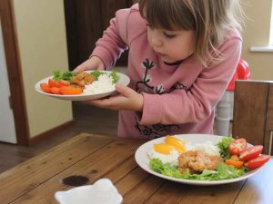 آموزش غذا خوردن به بچه ها: راهکارها و نکات مهم تغذیه کودک