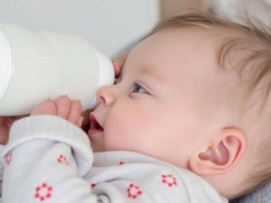 شیر خشک یا شیر مادر: کدام یک برای نوزاد بهتر است؟