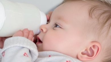 شیر خشک یا شیر مادر: کدام یک برای نوزاد بهتر است؟