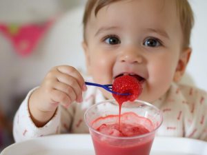 بهترین میوه برای شروع غذای کمکی نوزاد کدام است؟