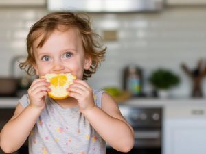 بخور نخورهای کودک دو ساله: تغذیه سالم و نکات مهم!