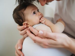 شیر نخوردن نوزاد: علت ها، راهکارها و درمان چیست؟