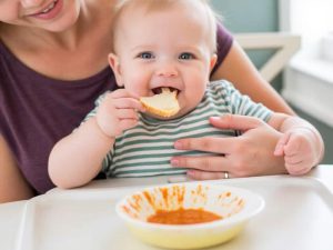 غذای کمکی نوزاد: نکات مهم شروع تغذیه مناسب چیست؟