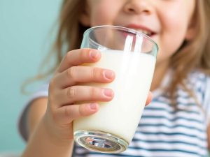 شیر برای کودکان: فواید باورنکردنی و ضروری، چرا؟