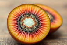 خوردن کیوی با پوست چه فوایدی دارد و چه مضراتی